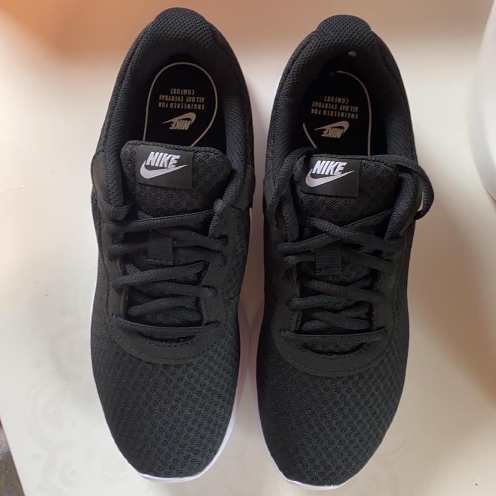 Nike - Picture 2 of 5
